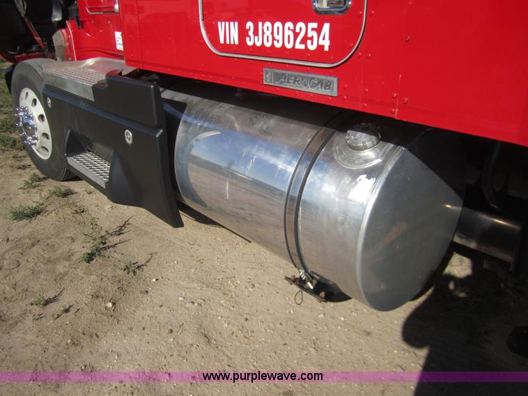 image for item B5513 2003 Kenworth T600 semi truck