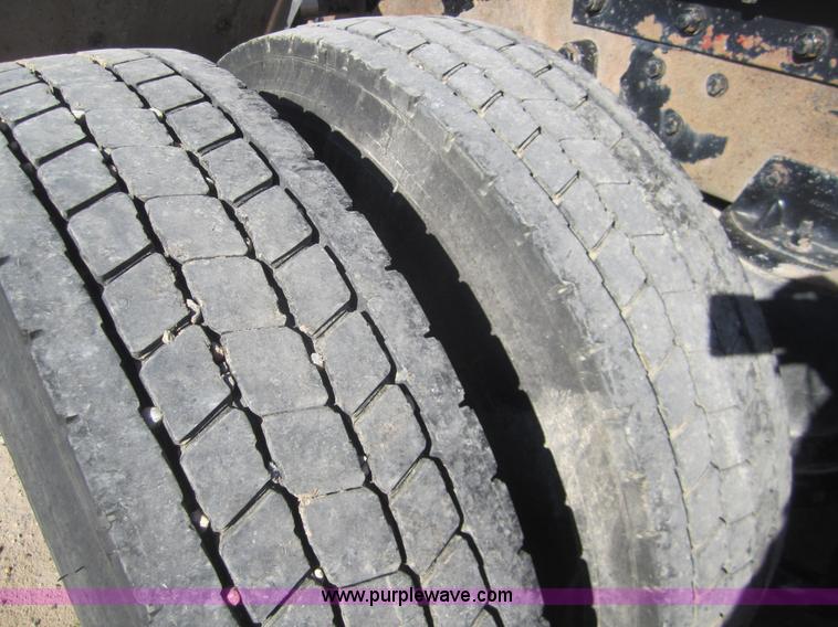 image for item B5513 2003 Kenworth T600 semi truck