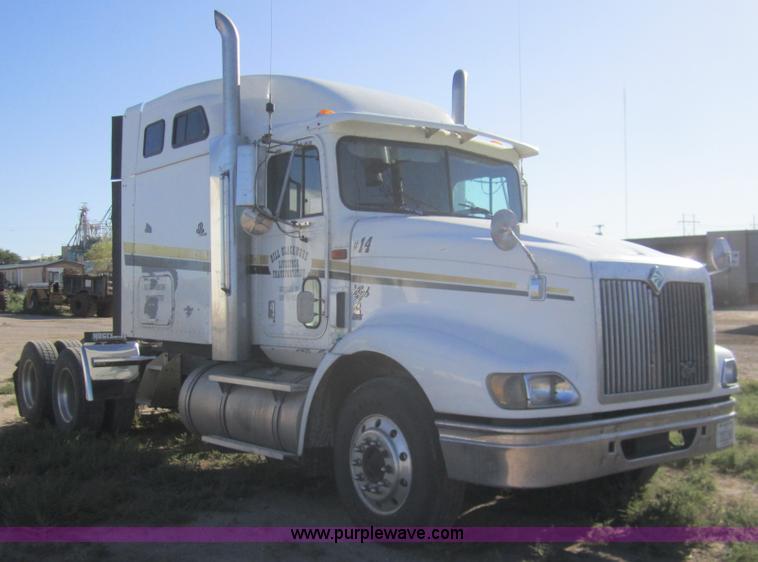 image for item B5514 1999 International 9400 semi truck