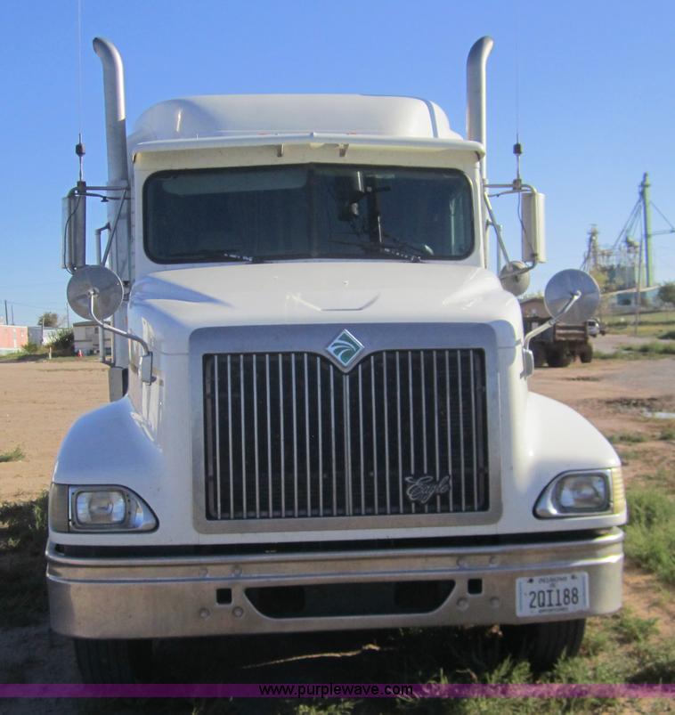image for item B5514 1999 International 9400 semi truck