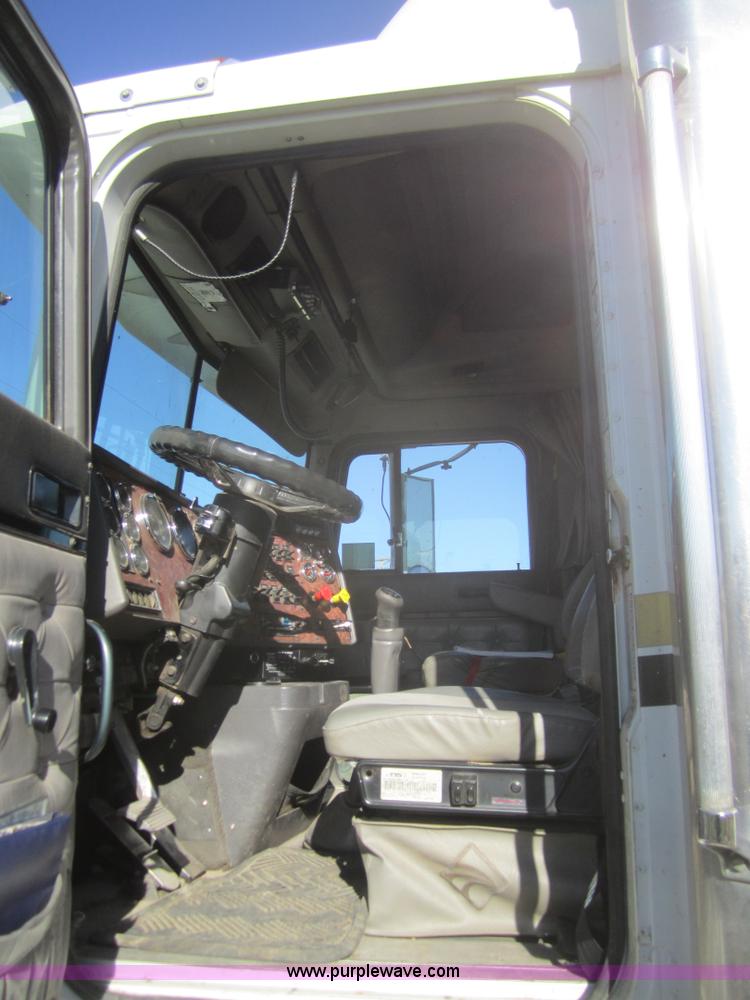 image for item B5514 1999 International 9400 semi truck