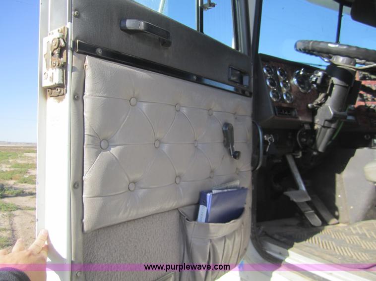 image for item B5514 1999 International 9400 semi truck