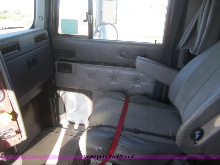 image for item B5514 1999 International 9400 semi truck