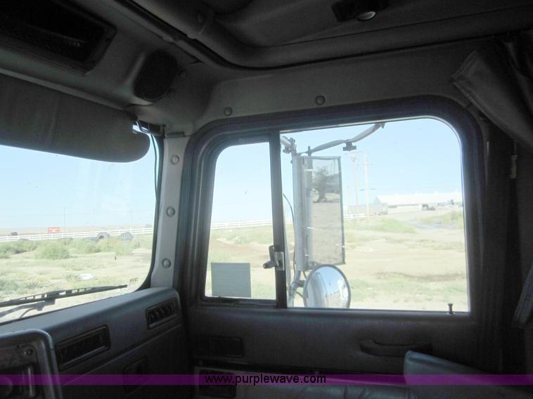 image for item B5514 1999 International 9400 semi truck