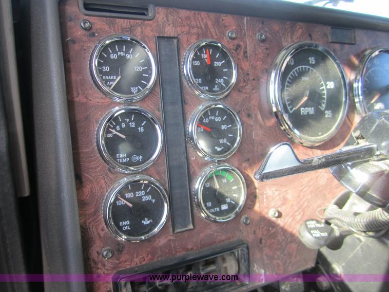 image for item B5514 1999 International 9400 semi truck