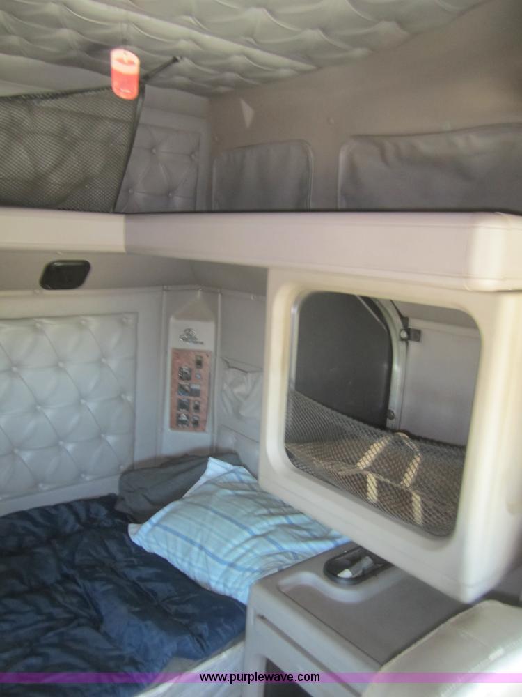 image for item B5514 1999 International 9400 semi truck