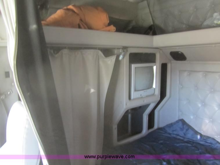 image for item B5514 1999 International 9400 semi truck