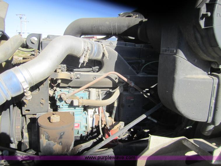 image for item B5514 1999 International 9400 semi truck