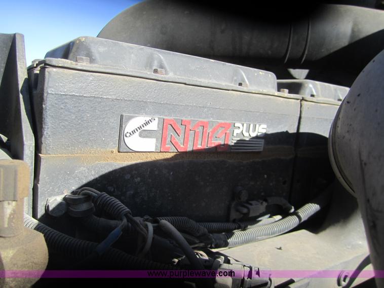 image for item B5514 1999 International 9400 semi truck