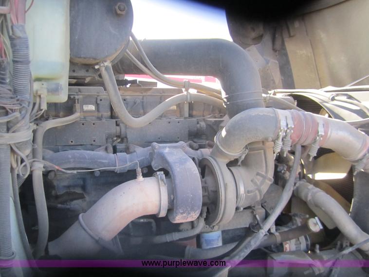 image for item B5514 1999 International 9400 semi truck