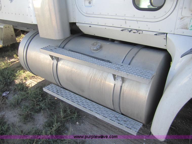 image for item B5514 1999 International 9400 semi truck