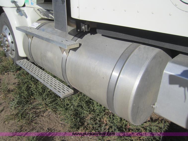 image for item B5514 1999 International 9400 semi truck