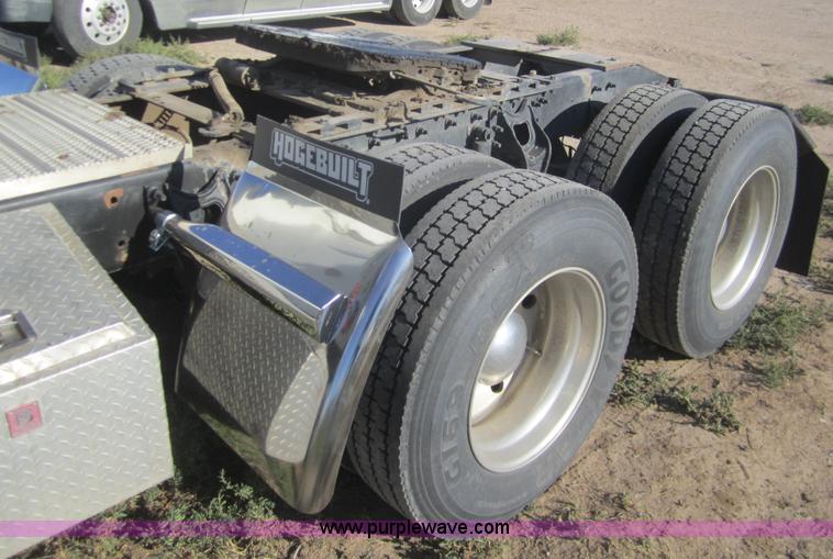 image for item B5514 1999 International 9400 semi truck