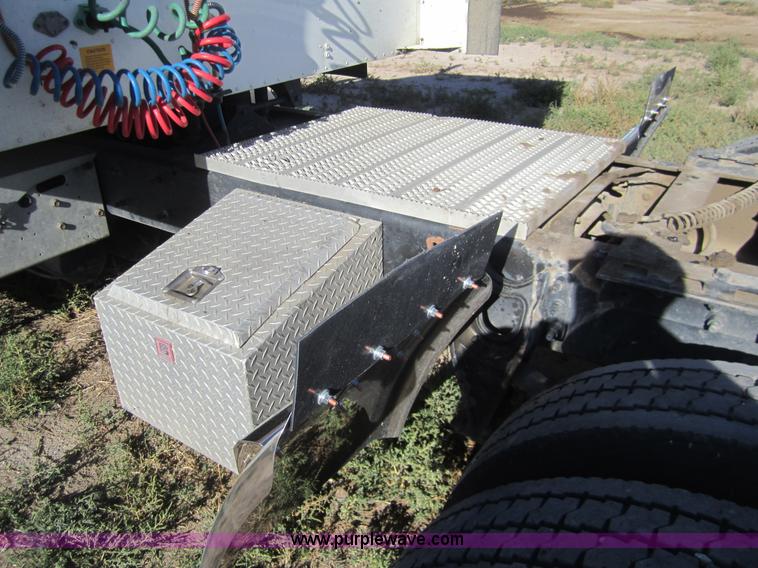 image for item B5514 1999 International 9400 semi truck