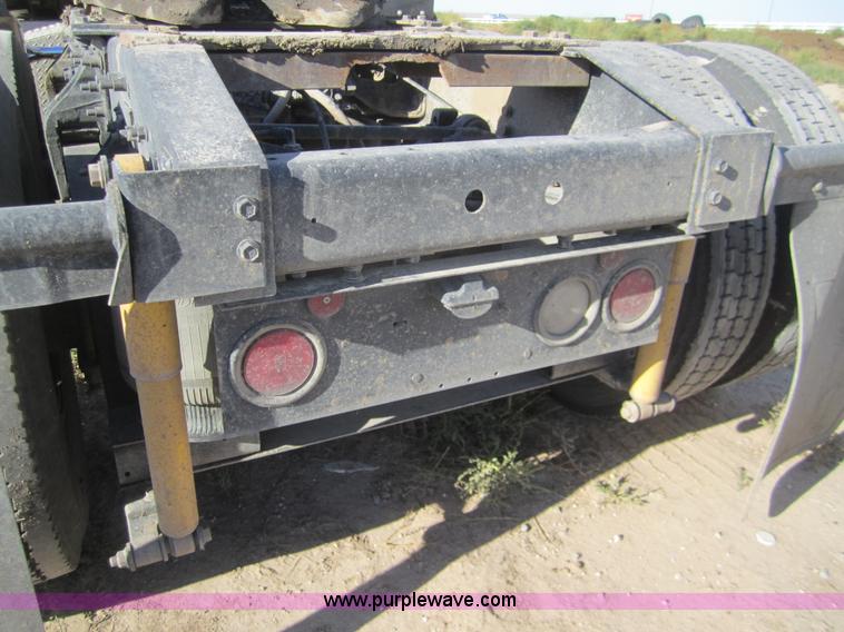 image for item B5514 1999 International 9400 semi truck