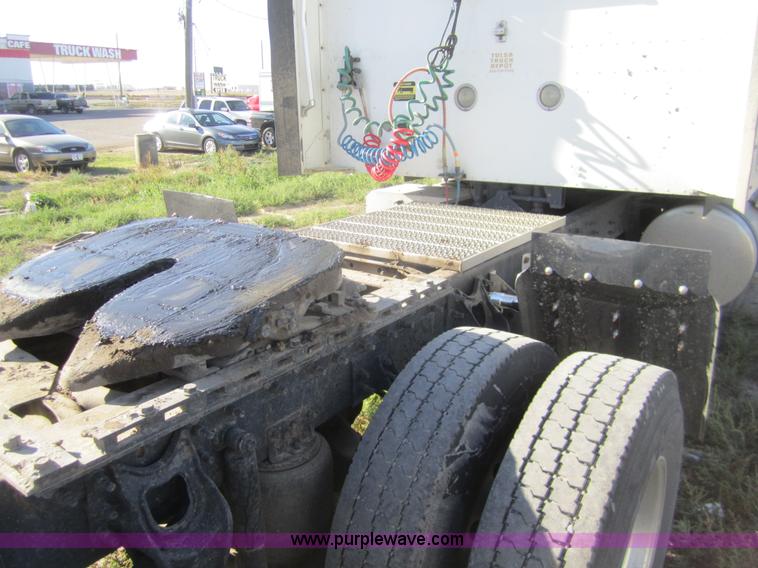 image for item B5514 1999 International 9400 semi truck