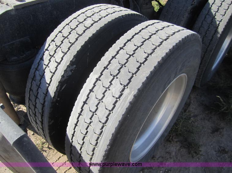 image for item B5514 1999 International 9400 semi truck