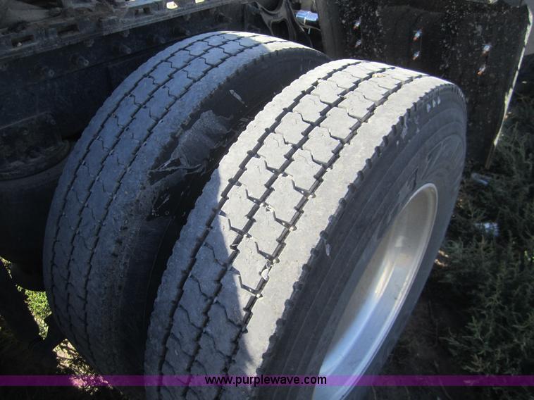 image for item B5514 1999 International 9400 semi truck