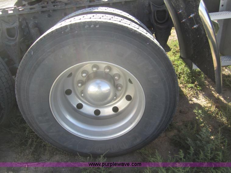 image for item B5514 1999 International 9400 semi truck