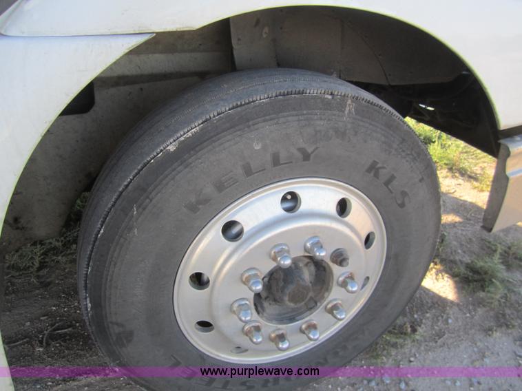 image for item B5514 1999 International 9400 semi truck