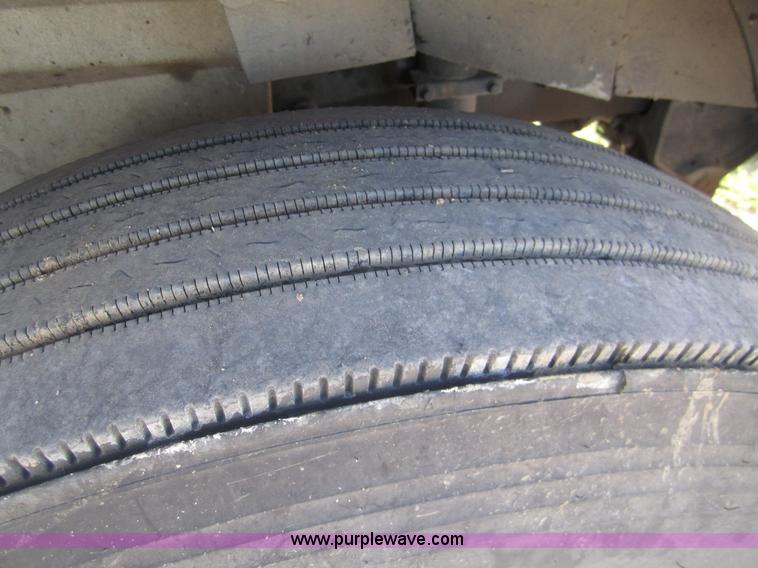 image for item B5514 1999 International 9400 semi truck