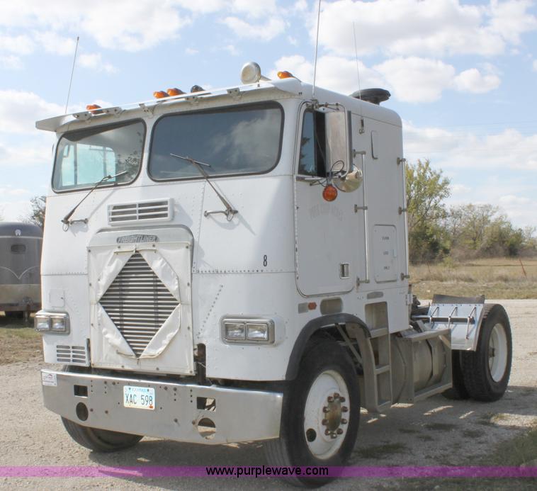 image for item B8572 1985 Freightliner FLT 64T semi truck