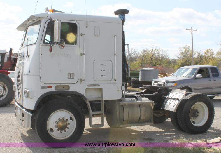 image for item B8572 1985 Freightliner FLT 64T semi truck