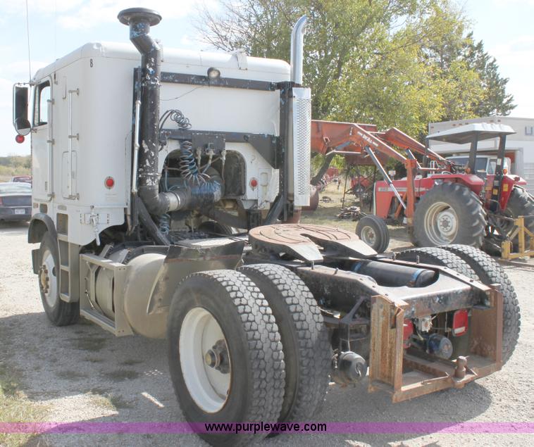 image for item B8572 1985 Freightliner FLT 64T semi truck