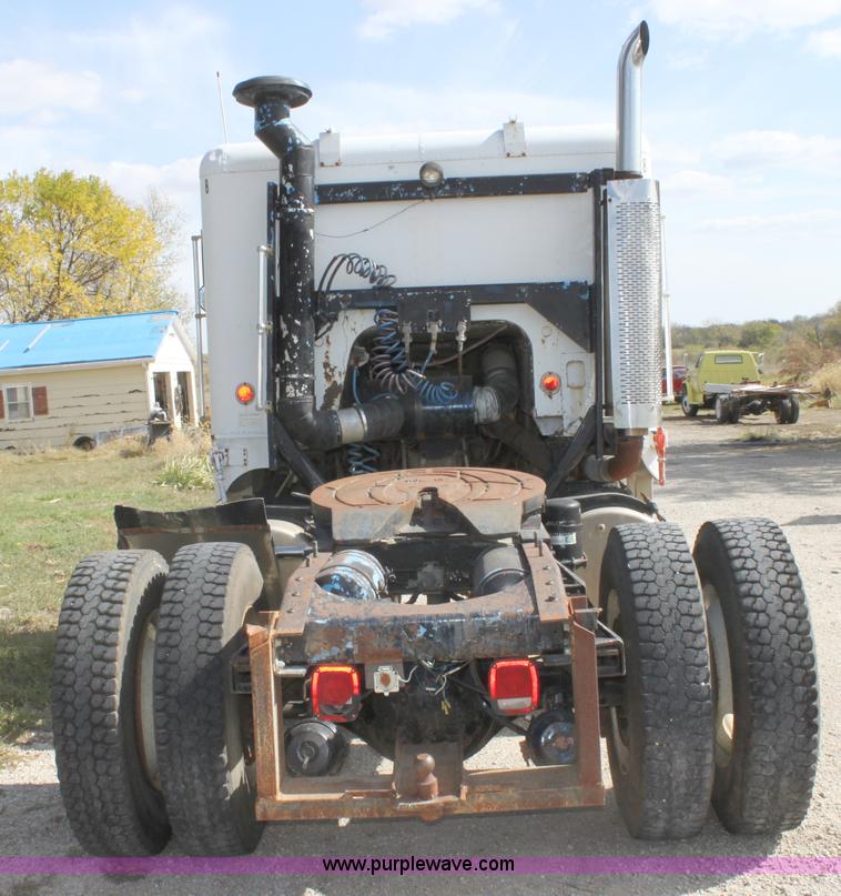 image for item B8572 1985 Freightliner FLT 64T semi truck