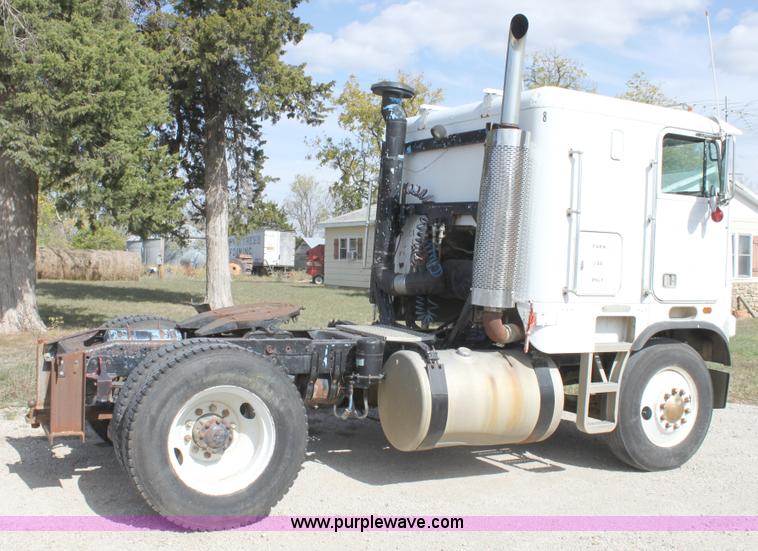 image for item B8572 1985 Freightliner FLT 64T semi truck