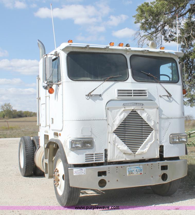 image for item B8572 1985 Freightliner FLT 64T semi truck