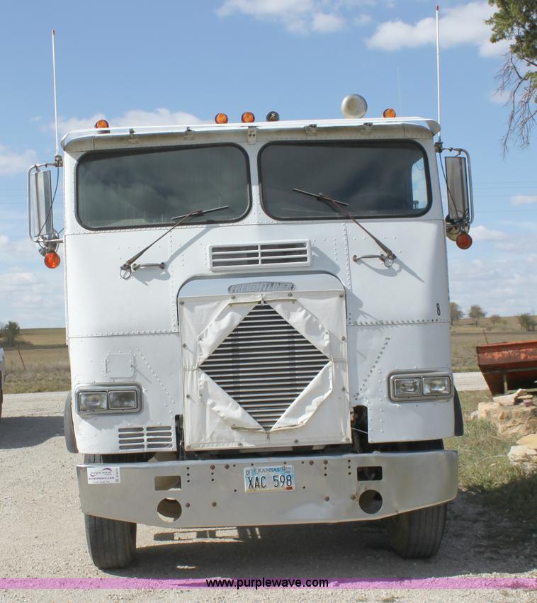 image for item B8572 1985 Freightliner FLT 64T semi truck