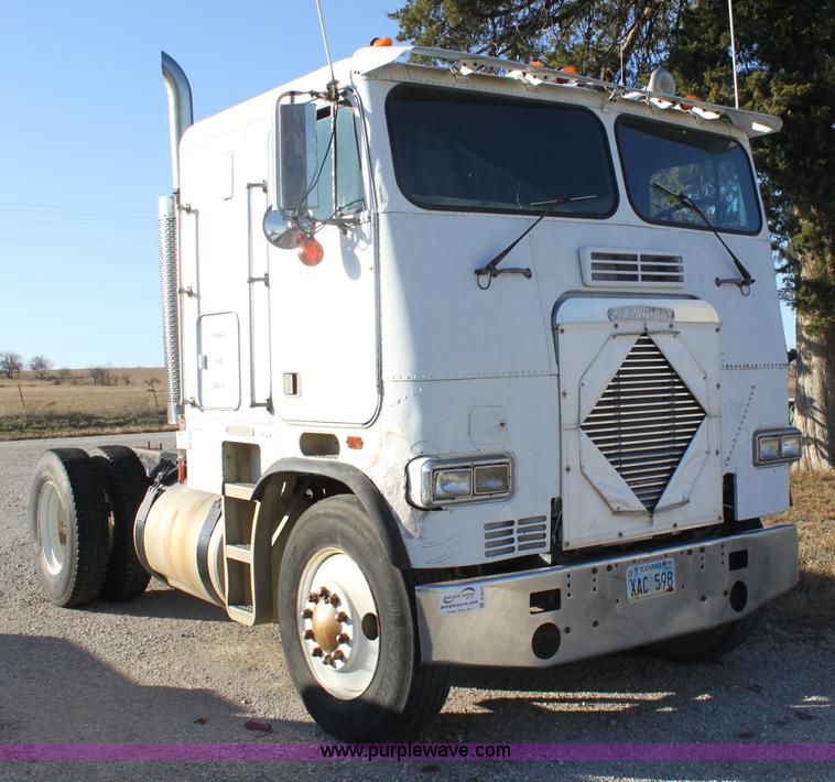 image for item B8572 1985 Freightliner FLT 64T semi truck