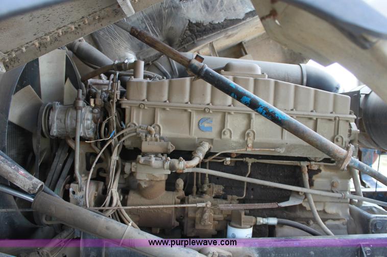 image for item B8572 1985 Freightliner FLT 64T semi truck