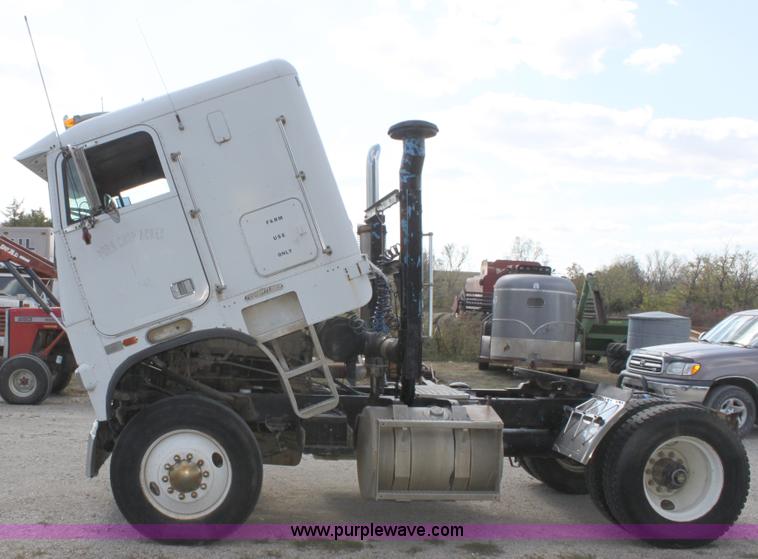 image for item B8572 1985 Freightliner FLT 64T semi truck