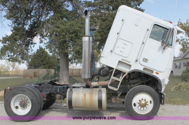 image for item B8572 1985 Freightliner FLT 64T semi truck