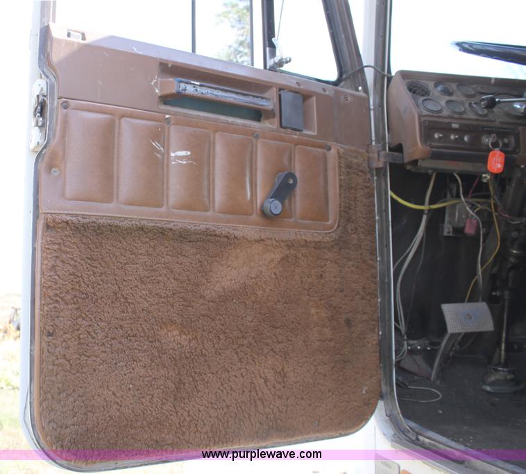 image for item B8572 1985 Freightliner FLT 64T semi truck