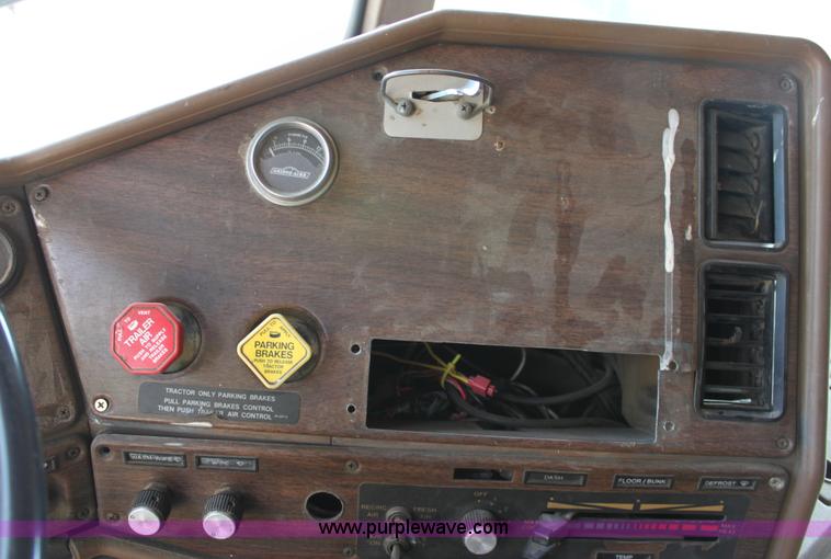 image for item B8572 1985 Freightliner FLT 64T semi truck