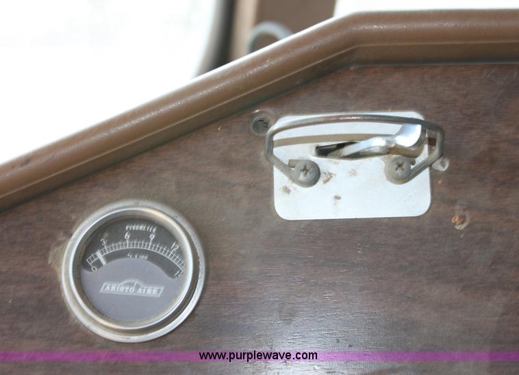 image for item B8572 1985 Freightliner FLT 64T semi truck