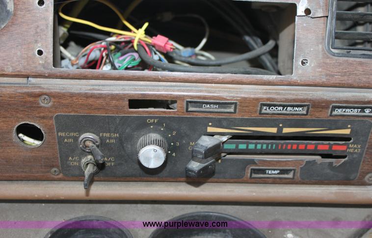 image for item B8572 1985 Freightliner FLT 64T semi truck