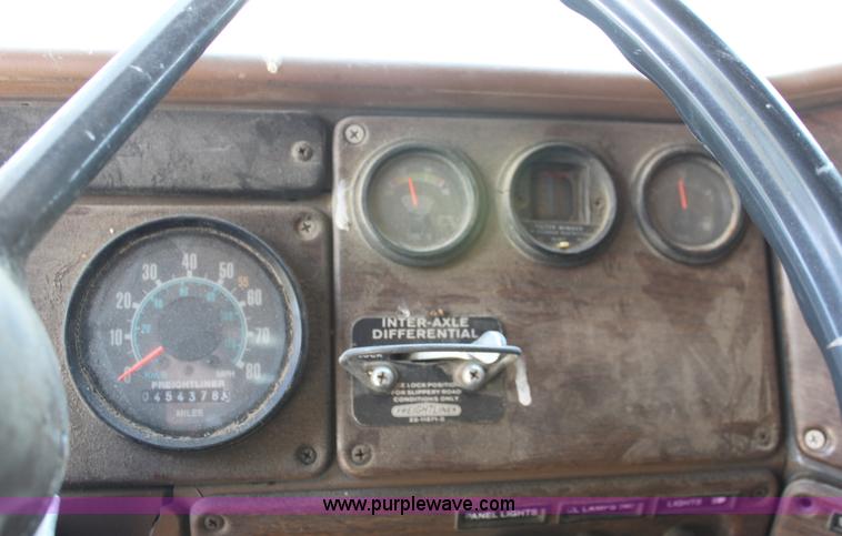 image for item B8572 1985 Freightliner FLT 64T semi truck