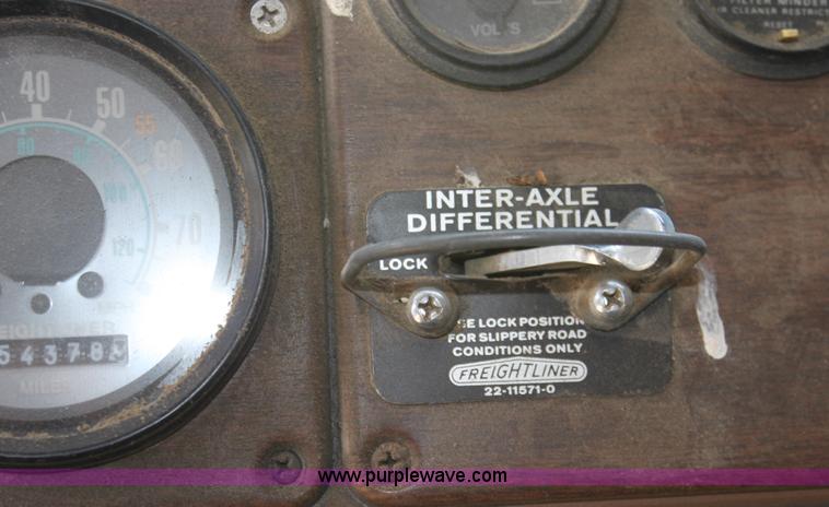 image for item B8572 1985 Freightliner FLT 64T semi truck