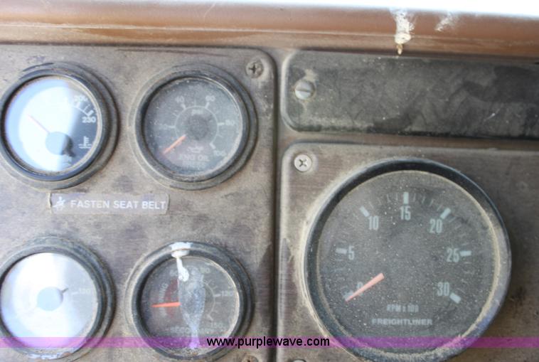 image for item B8572 1985 Freightliner FLT 64T semi truck