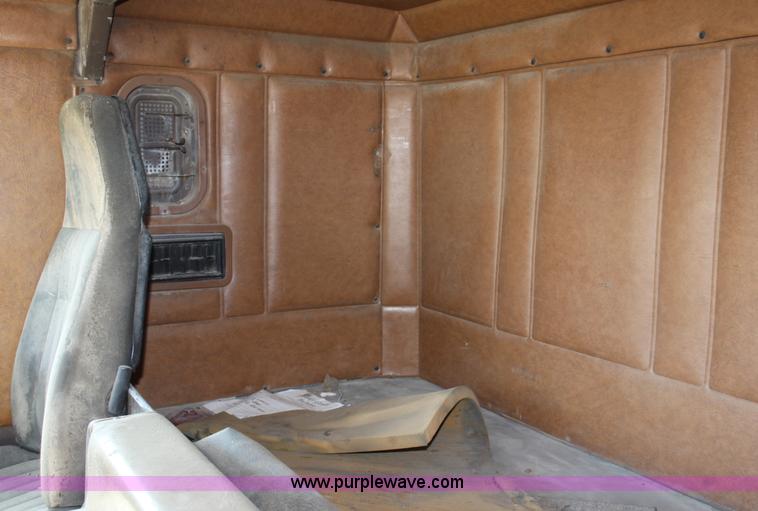 image for item B8572 1985 Freightliner FLT 64T semi truck