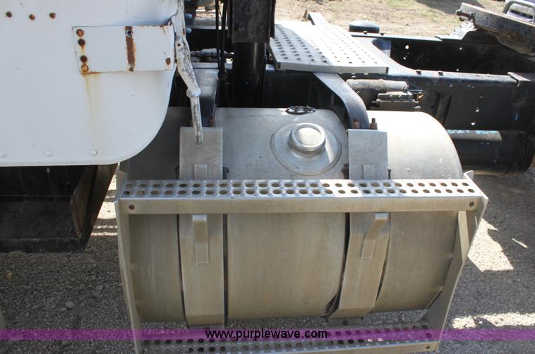 image for item B8572 1985 Freightliner FLT 64T semi truck