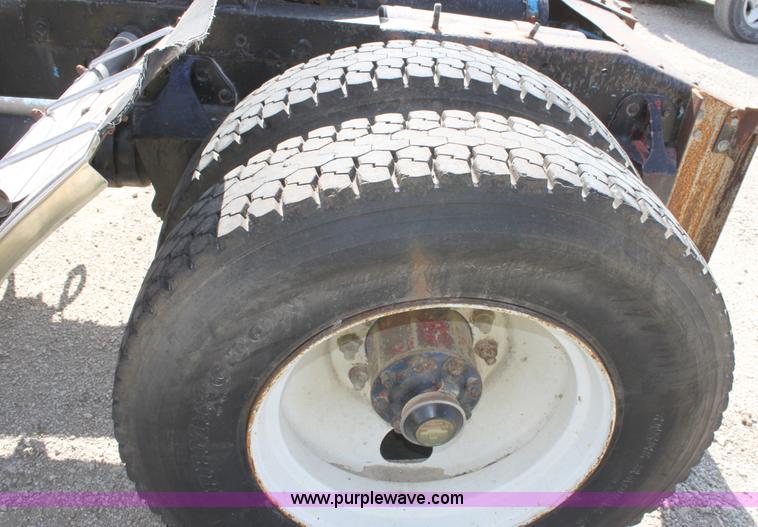 image for item B8572 1985 Freightliner FLT 64T semi truck