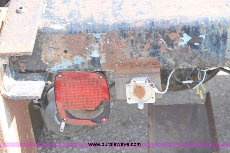 image for item B8572 1985 Freightliner FLT 64T semi truck