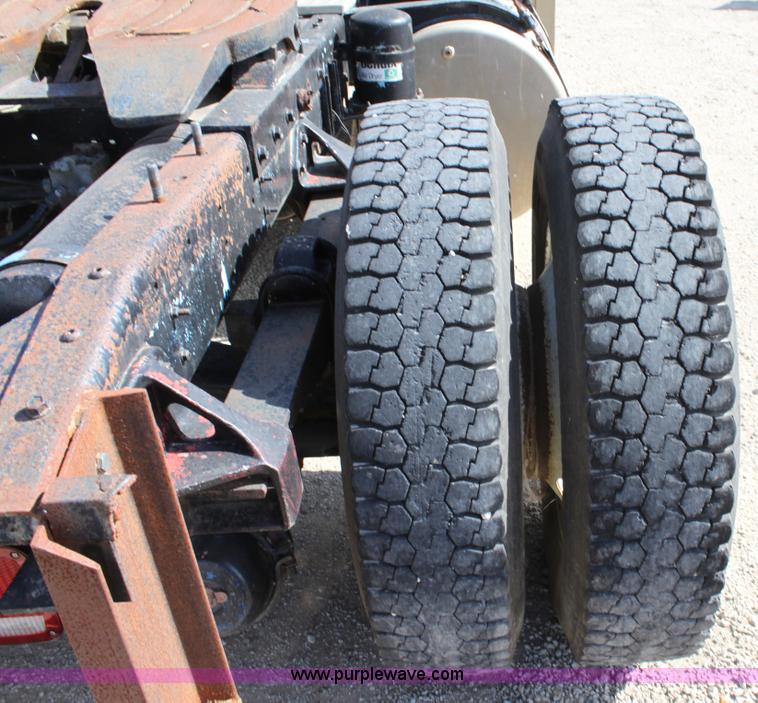 image for item B8572 1985 Freightliner FLT 64T semi truck