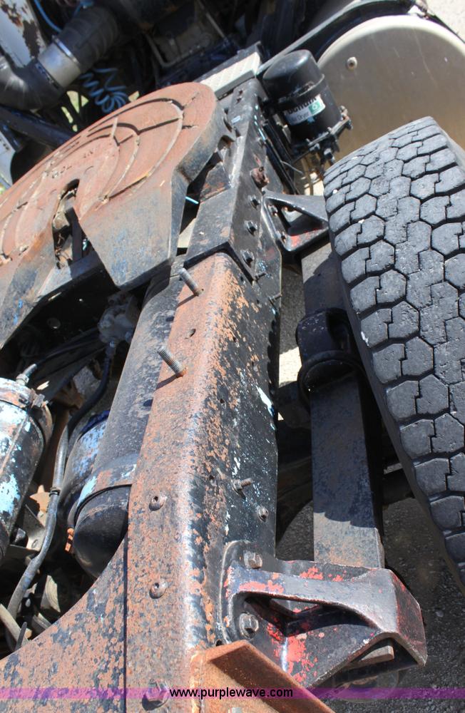 image for item B8572 1985 Freightliner FLT 64T semi truck