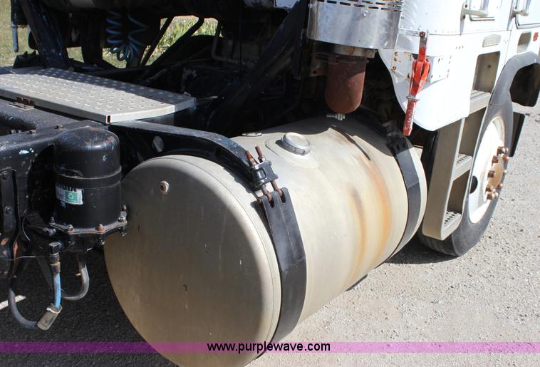 image for item B8572 1985 Freightliner FLT 64T semi truck